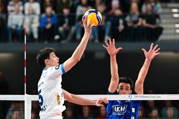 VOLLEYBALL I HERREN I 2023-2024 I CEV CUP I Semi Final CCM 82 I SVG LÜNEBURG - Arkas IZMIR I 28.2.2024 Ramazan Efe Mandiraci (5, Arkas IZMIR) legt hier den Ball vorbei an Xander Wolf Wassenaar Ketrzynski (11, SVG Lüneburg) Lüneburg LKH Arena Niedersachsen Deutschland Copyright: xLobeca AndreasxHannigx