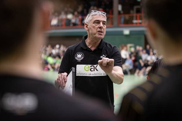 Sport Bilder des Tages Deutschland vs Dänemark, Handball, Länderspiel, W17 18, 28.02.24; Harrislee Gino Smits (Trainer, Deutschland W17 18) in der Auszeit Copyright: xBEAUTIFULxSPORTS MarioxM.xKobergx