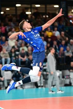 VOLLEYBALL I HERREN I 2023-2024 I CEV CUP I Semi Final CCM 82 I SVG LÜNEBURG - Arkas IZMIR I 28.2.2024 Erik Johannes Röhrs (5, SVG Lüneburg) mit dem Sprungaufschlag Lüneburg LKH Arena Niedersachsen Deutschland Copyright: xLobeca AndreasxHannigx