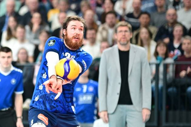VOLLEYBALL I HERREN I 2023-2024 I CEV CUP I Semi Final CCM 82 I SVG LÜNEBURG - Arkas IZMIR I 28.2.2024 Kapitän Jesse William Elser (3, SVG Lüneburg) nimmt den Ball an - Stefan Hübner Headcoach (SVG Lüneburg) schaut zu Lüneburg LKH Arena Niedersachsen Deutschland Copyright: xLobeca AndreasxHannigx