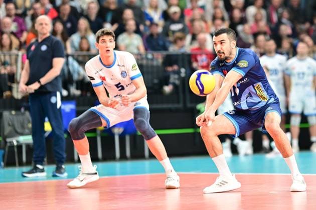 VOLLEYBALL I HERREN I 2023-2024 I CEV CUP I Semi Final CCM 82 I SVG LÜNEBURG - Arkas IZMIR I 28.2.2024 Ahmet Karatas (18, Arkas IZMIR) niummt den Ball an - Ramazan Efe Mandiraci (5, Arkas IZMIR) und Glenn Hoag, Head Coach (Arkas IZMIR) im Hintergrund schauen zu Lüneburg LKH Arena Niedersachsen Deutschland Copyright: xLobeca AndreasxHannigx