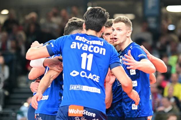 VOLLEYBALL I HERREN I 2023-2024 I CEV CUP I Semi Final CCM 82 I SVG LÜNEBURG - Arkas IZMIR I 28.2.2024 Blake Gregory Leeson (2, SVG Lüneburg) hat Hoffnung - da geht nicht was¦. Es steht 1:! Nach Sätzen Lüneburg LKH Arena Niedersachsen Deutschland Copyright: xLobeca AndreasxHannigx