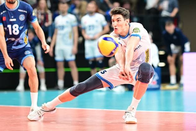 VOLLEYBALL I HERREN I 2023-2024 I CEV CUP I Semi Final CCM 82 I SVG LÜNEBURG - Arkas IZMIR I 28.2.2024 Ramazan Efe Mandiraci (5, Arkas IZMIR) stark in der Ballannahme Lüneburg LKH Arena Niedersachsen Deutschland Copyright: xLobeca AndreasxHannigx