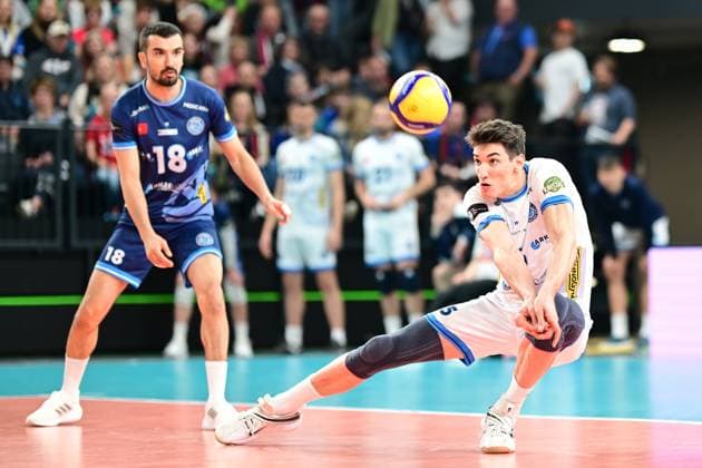 VOLLEYBALL I HERREN I 2023-2024 I CEV CUP I Semi Final CCM 82 I SVG LÜNEBURG - Arkas IZMIR I 28.2.2024 Ramazan Efe Mandiraci (5, Arkas IZMIR) stark in der Ballannahme - Ahmet Karatas (18, Arkas IZMIR) sichert ab Lüneburg LKH Arena Niedersachsen Deutschland Copyright: xLobeca AndreasxHannigx