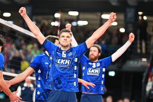 Bilder des Jahres 2024, Sport 02 Februar Sport Themen der Woche KW09 Sport Bilder des Tages VOLLEYBALL I HERREN I 2023-2024 I CEV CUP I Semi Final CCM 82 I SVG LÜNEBURG - Arkas IZMIR I 28.2.2024 Erik Johannes Röhrs (5, SVG Lüneburg) jubelt - im Hintergrund sieht man Jesse William Elser (3, SVG Lüneburg) in gleicher Pose Lüneburg LKH Arena Niedersachsen Deutschland *** VOLLEYBALL I MEN I 2023 2024 I CEV CUP I Semi Final CCM 82 I SVG LÜNEBURG Arkas IZMIR I 28 2 2024 Erik Johannes Röhrs 5, SVG Lüneburg cheers in the background you can see Jesse William Elser 3, SVG Lüneburg in the same pose Lüneburg LKH Arena Niedersachsen Germany Copyright: xLobeca AndreasxHannigx