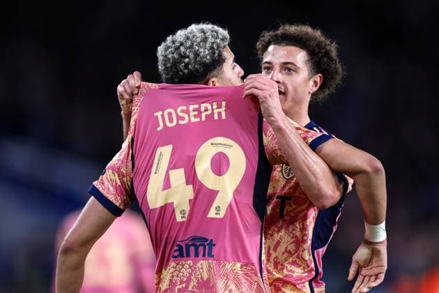 Bilder des Jahres 2024, Sport 02 Februar Sport Themen der Woche KW09 Sport Bilder des Tages Chelsea v Leeds United 28 February 2024, London - FA Cup - Round 5 - Chelsea v Leeds United - Ethan Ampadu of Leeds United lifts the shirt of goalscorer Mateo Joseph so his name and number can be clearly seen - Photo: Jacques Feeney Offside. London UK *** Chelsea gegen Leeds United 28. Februar 2024, London FA Cup Runde 5 Chelsea gegen Leeds United Ethan Ampadu von Leeds United hebt das Trikot des Torschützen Mateo Joseph, so dass sein Name und seine Nummer deutlich zu sehen sind Foto Jacques Feeney Abseits London UK  Copyright: xJacquesxFeeneyx xOffsidexOffside