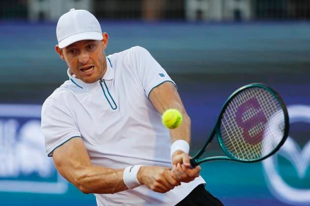 Tenis, Nicolas Jarry vs Federico Coria El tenista Nicolas Jarry de Chile regresa la bola de Federico Coria de Argentina por el ATP, Tennis Herren 250 de Santiago 2024 en el Club San Carlos de Apoquindo en Santiago, Chile. 28 02 2024 Felipe Zanca Photosport Tennis, Nicolas Jarry vs Federico Coria The tennis player Nicolas Jarry of Chile return the ball against of Federico Coria of Argentina in the match for the ATP 250 Santiago 2024 at the Club San Carlos de Apoquindo in Santiago, Chile. 28 02 2024 Felipe Zanca Photosport Nicolas Jarry vs Federico Coria, ATP 250 Santiago 2024