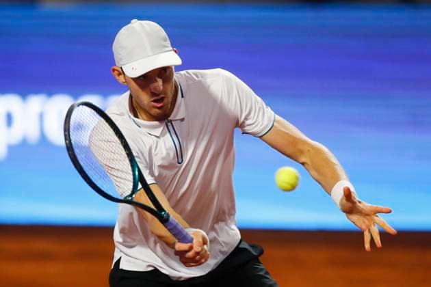 Tenis, Nicolas Jarry vs Federico Coria El tenista Nicolas Jarry de Chile regresa la bola de Federico Coria de Argentina por el ATP, Tennis Herren 250 de Santiago 2024 en el Club San Carlos de Apoquindo en Santiago, Chile. 28 02 2024 Felipe Zanca Photosport Tennis, Nicolas Jarry vs Federico Coria The tennis player Nicolas Jarry of Chile return the ball against of Federico Coria of Argentina in the match for the ATP 250 Santiago 2024 at the Club San Carlos de Apoquindo in Santiago, Chile. 28 02 2024 Felipe Zanca Photosport Nicolas Jarry vs Federico Coria, ATP 250 Santiago 2024