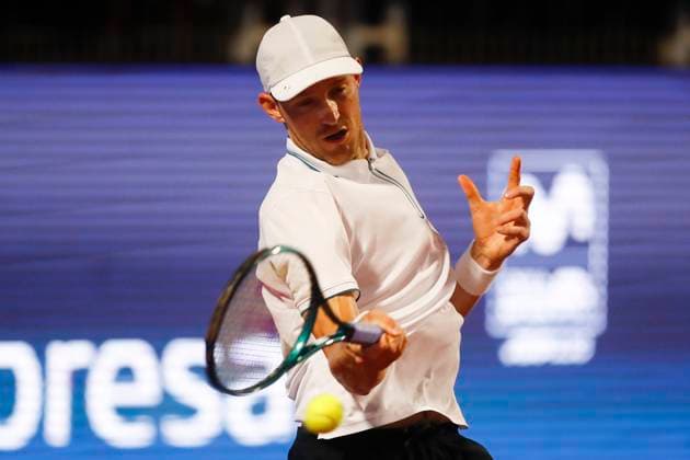 Tenis, Nicolas Jarry vs Federico Coria El tenista Nicolas Jarry de Chile regresa la bola de Federico Coria de Argentina por el ATP, Tennis Herren 250 de Santiago 2024 en el Club San Carlos de Apoquindo en Santiago, Chile. 28 02 2024 Felipe Zanca Photosport Tennis, Nicolas Jarry vs Federico Coria The tennis player Nicolas Jarry of Chile return the ball against of Federico Coria of Argentina in the match for the ATP 250 Santiago 2024 at the Club San Carlos de Apoquindo in Santiago, Chile. 28 02 2024 Felipe Zanca Photosport Nicolas Jarry vs Federico Coria, ATP 250 Santiago 2024