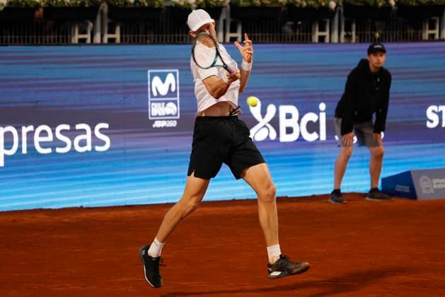 Tenis, Nicolas Jarry vs Federico Coria El tenista Nicolas Jarry de Chile regresa la bola de Federico Coria de Argentina por el ATP, Tennis Herren 250 de Santiago 2024 en el Club San Carlos de Apoquindo en Santiago, Chile. 28 02 2024 Felipe Zanca Photosport Tennis, Nicolas Jarry vs Federico Coria The tennis player Nicolas Jarry of Chile return the ball against of Federico Coria of Argentina in the match for the ATP 250 Santiago 2024 at the Club San Carlos de Apoquindo in Santiago, Chile. 28 02 2024 Felipe Zanca Photosport Nicolas Jarry vs Federico Coria, ATP 250 Santiago 2024