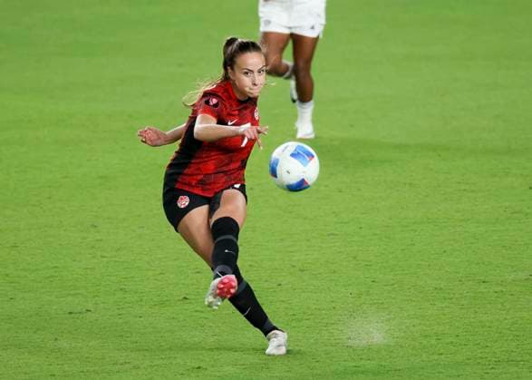 HOUSTON, TX - FEBRUARY 28: Canada midfielder Julia Grosso (7) sends the ball across the pitch in the second half during the CONCACAF Womens Gold Cup Group C - Canada vs Costa Rica on February 28, 2024 at Shell Energy Stadium in Houston, Texas. (Photo by Leslie Plaza Johnson Icon Sportswire) SOCCER: FEB 28 CONCACAF Womens Gold Cup Group C - Canada vs Costa Rica EDITORIAL USE ONLY Icon240228028