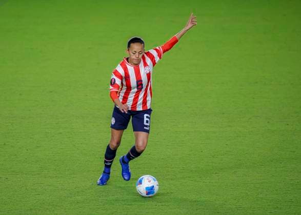 HOUSTON, TX - FEBRUARY 28: Paraguay midfielder Dulce Quintana (6) prepares to send the ball into play in the first half during the CONCACAF Womens Gold Cup Group C - Paraguay vs El Salvador match on February 28, 2024 at Shell Energy Stadium in Houston, Texas. (Photo by Leslie Plaza Johnson Icon Sportswire) SOCCER: FEB 28 CONCACAF Womens Gold Cup Group C - Paraguay vs El Salvador EDITORIAL USE ONLY Icon240228002