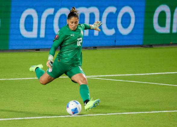 HOUSTON, TX - FEBRUARY 28: Paraguay goalkeeper Alicia Bobadilla (12) sends the ball into play in the first half during the CONCACAF Womens Gold Cup Group C - Paraguay vs El Salvador match on February 28, 2024 at Shell Energy Stadium in Houston, Texas. (Photo by Leslie Plaza Johnson Icon Sportswire) SOCCER: FEB 28 CONCACAF Womens Gold Cup Group C - Paraguay vs El Salvador EDITORIAL USE ONLY Icon240228004