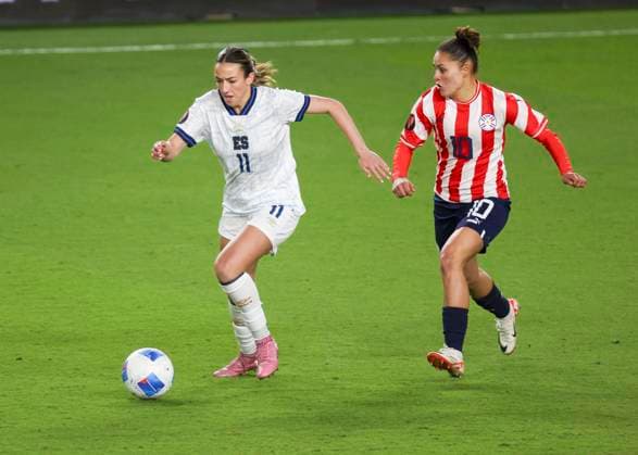 HOUSTON, TX - FEBRUARY 28: El Salvador midfielder Samantha Fisher (11) dribbles the ball with Paraguay forward Jessica Martinez (10) in pursuit in the first half during the CONCACAF Womens Gold Cup Group C - Paraguay vs El Salvador match on February 28, 2024 at Shell Energy Stadium in Houston, Texas. (Photo by Leslie Plaza Johnson Icon Sportswire) SOCCER: FEB 28 CONCACAF Womens Gold Cup Group C - Paraguay vs El Salvador EDITORIAL USE ONLY Icon240228006