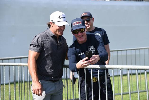 PALM BEACH GARDENS, FL - FEBRUARY 28: Nick Dunlap (USA) with a fan, during the Pro-AM golf tournament at the Cognizant Classic at PGA, Golf Herren National on February 28, 2024, in Palm Beach Gardens, Florida. (Photo by Michele Eve Sandberg Icon Sportswire) GOLF: FEB 28 PGA Cognizant Classic in The Palm Beaches EDITORIAL USE ONLY Icon2402281006