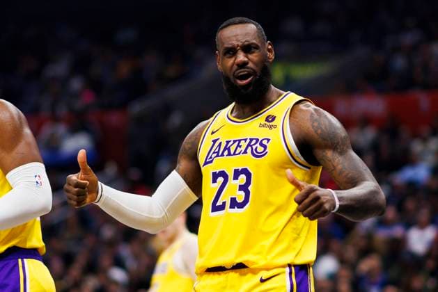 Sport Bilder des Tages LOS ANGELES, CA - FEBRUARY 28: Los Angeles Lakers forward LeBron James (23) reacts during an NBA, Basketball Herren, USA basketball game against the LA Clippers on February 28, 2024 at Crypto.com Arena in Los Angeles, CA. (Photo by Ric Tapia Icon Sportswire) NBA: FEB 28 Lakers at Clippers EDITORIAL USE ONLY Icon269240228022
