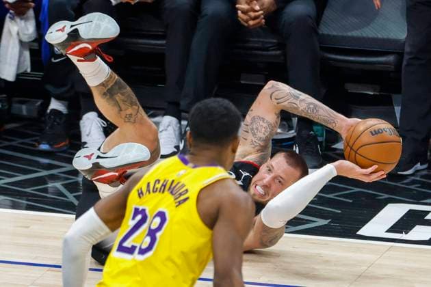 Sport Themen der Woche KW09 Sport Bilder des Tages February 28, 2024, Los Angeles, California, USA: Los Angeles Clippers Mason Plemlee 44 saves a ball from going out of bounds against the Los Angeles Lakers during an NBA, Basketball Herren, USA basketball game at Crypto.com Arena, Wednesday Feb. 28, 2024, in Los Angeles. Los Angeles USA - ZUMAc68_ 20240228_zaf_c68_010 Copyright: xRingoxChiux