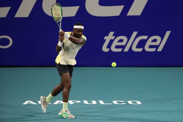 (240229) -- ACAPULCO, Feb. 29, 2024 -- Frances Tiafoe of the United States hits a return during the men s singles second round match between Frances Tiafoe of the United States amd Dominik Koepfer of Germany at the 2024 ATP, Tennis Herren Mexican Open tennis tournament in Acapulco, Mexico, Feb. 28, 2024. ) (SP)MEXICO-ACAPULCO-TENNIS-ATP-MEXICAN OPEN LixMengxin 