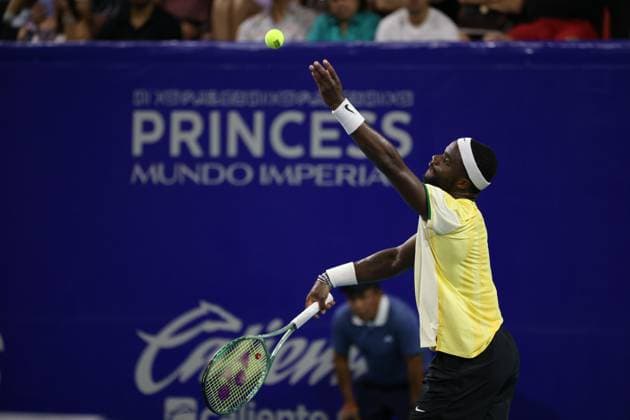 (240229) -- ACAPULCO, Feb. 29, 2024 -- Frances Tiafoe of the United States serves during the men s singles second round match between Frances Tiafoe of the United States amd Dominik Koepfer of Germany at the 2024 ATP, Tennis Herren Mexican Open tennis tournament in Acapulco, Mexico, Feb. 28, 2024. ) (SP)MEXICO-ACAPULCO-TENNIS-ATP-MEXICAN OPEN LixMengxin 