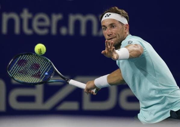 (240229) -- ACAPULCO, Feb. 29, 2024 -- Casper Ruud of Norway hits a return during the men s singles second round match against Dusan Lajovic of Serbia at the 2024 ATP, Tennis Herren Mexican Open tennis tournament in Acapulco, Mexico, Feb. 28, 2024. (Photo by Xinhua) (SP)MEXICO-ACAPULCO-TENNIS-ATP-MEXICAN OPEN FranciscoxCanedo 