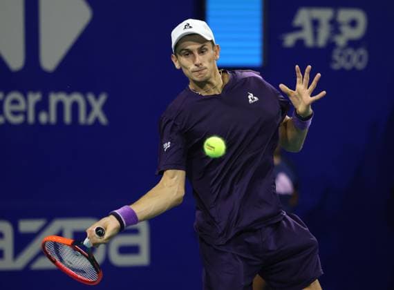 (240229) -- ACAPULCO, Feb. 29, 2024 -- Matteo Arnaldi of Italy hits a return during the men s singles second round match between Matteo Arnaldi of Italy and Ben Shelton of the United States at the 2024 ATP, Tennis Herren Mexican Open tennis tournament in Acapulco, Mexico, Feb. 28, 2024. ) (SP)MEXICO-ACAPULCO-TENNIS-ATP-MEXICAN OPEN LixMengxin 
