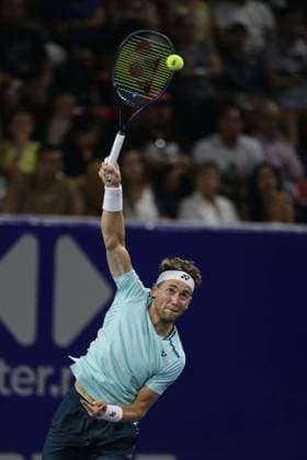 (240229) -- ACAPULCO, Feb. 29, 2024 -- Casper Ruud of Norway serves during the men s singles second round match against Dusan Lajovic of Serbia at the 2024 ATP, Tennis Herren Mexican Open tennis tournament in Acapulco, Mexico, Feb. 28, 2024. (Photo by Xinhua) (SP)MEXICO-ACAPULCO-TENNIS-ATP-MEXICAN OPEN FranciscoxCanedo 