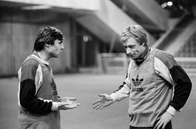 Novogorsk, USSR. Soviet footballers, players of the Dynamo club (Kiev), defender Anatoly Demyanenko (L) and midfielder Alexei Mikhailichenko have a conversation during a training session as part of preparations at the USSR Sports Committee for further participation in the 1990 FIFA World Cup, WM, Weltmeisterschaft, Fussball Igor Utkin TASS  17938928