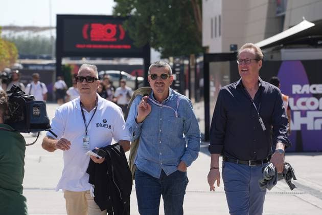 Formula 1 Gulf Air Bahrain Grand Prix 2024 29.02.2024, Bahrain International Circuit, Sakhir, Formula 1 Gulf Air Bahrain Grand Prix 2024 ,im Bild RTL Reporter Kai Ebel (L), Formel 1 Experte Günther Steiner (M), Moderator Florian König (R) im Fahhrerlager von Bahrain.