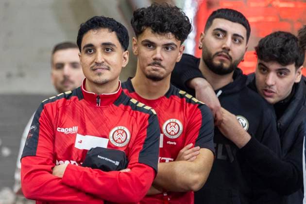 Virtuelle Bundesliga, Division Süd-Ost, 28.02.2023 Muhammed Furkan Kayacik FURKYPLAYZ (SV Wehen Wiesbaden, vorne), Maxime Muscheid SHEPAY (SV Wehen Wiesbaden), Mazlum Dogan MAAZLUM_ (SV Elversberg). VBL Club Championship Offline Spieltag, 27.-28. Februar, Virtuelle Bundesliga, 33. Spieltag, Division Süd-Ost, am 28.02.2023, Strassenkicker-Base, Köln