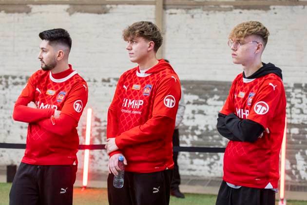 Virtuelle Bundesliga, Division Süd-Ost, 28.02.2023 Burak May FCH_BURAK (1. FC Heidenheim, links), Laurin-Noah Bartsch SNAKEZ (1. FC Heidenheim, mitte), Kai Bayer LIONXX (1. FC Heidenheim). VBL Club Championship Offline Spieltag, 27.-28. Februar, Virtuelle Bundesliga, 33. Spieltag, Division Süd-Ost, am 28.02.2023, Strassenkicker-Base, Köln