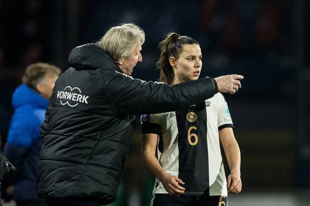 UEFA WOMEN’S NATIONS LEAGUE FINALS: Niederlande - Deutschland; 28.02.2024 Horst Hrubesch (Deutschland, Trainer) im Gespräch mit Lena Oberdorf (Deutschland, 6) UEFA WOMEN’S NATIONS LEAGUE FINALS 2024: Niederlande - Deutschland; Heerenveen, Abe Lenstra Stadion, 28.02.2024 Copyright: xBEAUTIFULxSPORTS Wunderlx