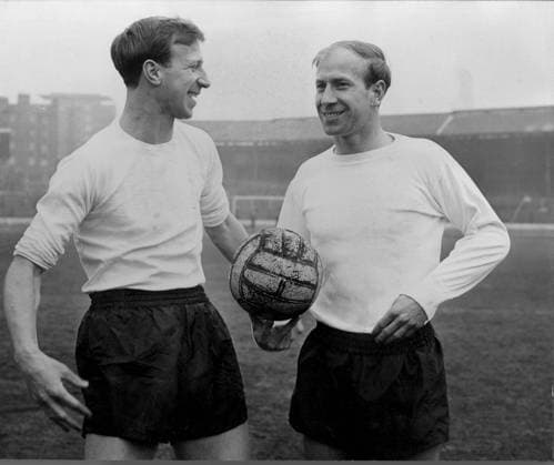 Jackie Charlton, Leeds United centre hal Jackie Charlton, Leeds United centre half (left), talking with his brother Bobby Charlton of Manchester United, ManU during a break in training at Stamford Bridge 8th April 1965, Credit:TALKING Photoshot Avalon Great Britain, Checked  Copyright: xTALKINGxSPORT Photoshotx xAvalonx 0503902178