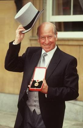 Sir BOBBY CHARLTON KB Former Manchester Utd and English International Footballer. Director, Manchester Utd FC. (Seen outside Buckingham Palace after receiving his Knighthood) COMPULSORY CREDIT: UPPA Photoshot Photo UGL 008092 02 26.07.1994 Sir BOBBY CHARLTON KB Former Manchester Utd and English International Footballer. Director, Manchester Utd FC. (Seen outside Buckingham Palace after receiving his Knighthood) COMPULSORY CREDIT: Talking Photoshot Photo UGL 008092 02 26.07.1994, Credit:Photoshot Avalon United Kingdom  Copyright: xPhotoshotx xAvalonx 0504329281
