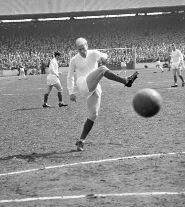 Bobby Charlton (robert) charlton of Manchester United, ManU Bobby Charlton (robert) charlton of Manchester united PNEW143549 Date: 06.05.1967 COMPULSORY CREDIT: UPPA Photoshot, Credit:Avalon  Copyright: xAvalonx 0544783874