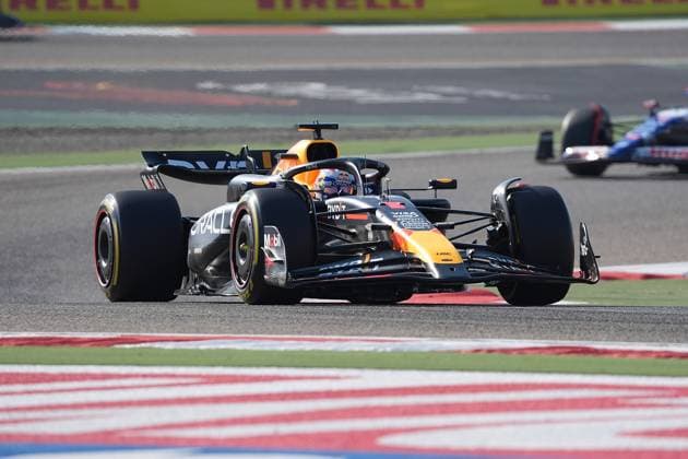 Formula 1 Gulf Air Bahrain Grand Prix 2024 29.02.2024, Bahrain International Circuit, Sakhir, Formula 1 Gulf Air Bahrain Grand Prix 2024 ,im Bild Max Verstappen (NLD), Oracle Red Bull Racing, Daniel Ricciardo (AUS), Visa Cash App RB Formula One Team
