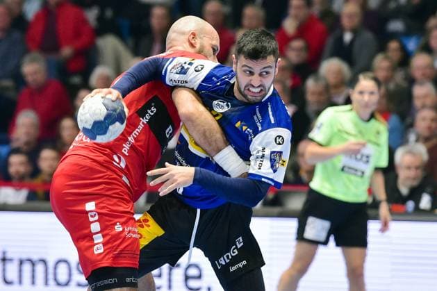 Sport Themen der Woche KW09 Sport Bilder des Tages Yoav Lumbroso (ThSV Eisenach) (am Ball), Adrian Sipos (MT Melsungen 8) (L) , GER, MT Melsungen - ThSV Eisenach, Handball, 1. Bundesliga Maenner, 24. Spieltag, Saison 2023-2024, 29.02.2024, GER, MT Melsungen - ThSV Eisenach, Handball, 1. Bundesliga Maenner, 24. Spieltag, 29.02.2024 Kassel *** Yoav Lumbroso ThSV Eisenach on the ball , Adrian Sipos MT Melsungen 8 L , GER, MT Melsungen ThSV Eisenach, Handball, 1 Bundesliga Maenner, 24 Matchday, Season 2023 2024, 29 02 2024, GER, MT Melsungen ThSV Eisenach, Handball, 1 Bundesliga Maenner, 24 Matchday, 29 02 2024 Kassel Copyright: xEibner-Pressefotox-xRolandxSippex EP_RSL