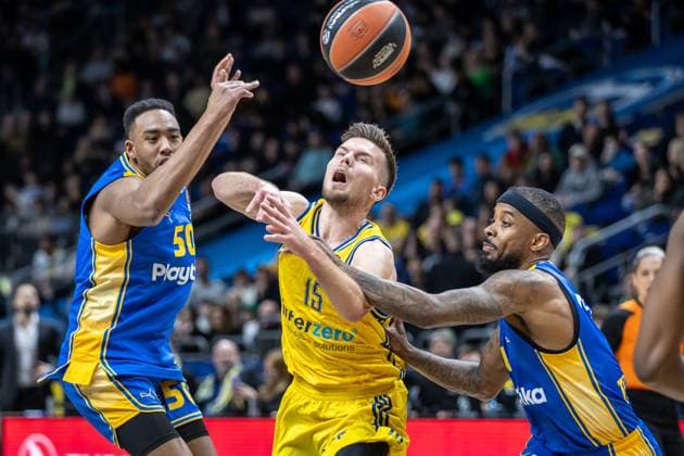 Sport Themen der Woche KW09 Berlin, 20240229, Basketball: EuroLeague, Hauptrunde, 27. Spieltag, ALBA Berlin - Maccabi Tel Aviv, Mercedes-Benz Arena. Berlins Martin Hermannsson (M) kaempft gegen Bonzie Colson (l) und Lorenzo Brown von Maccabi Tel Aviv um den Ball. ALBA BERLIN - Maccabi Tel Aviv *** Berlin, 20240229, Basketball EuroLeague, Main Round, Matchday 27, ALBA Berlin Maccabi Tel Aviv, Mercedes Benz Arena Berlins Martin Hermannsson M fights for the ball against Bonzie Colson l and Lorenzo Brown of Maccabi Tel Aviv ALBA BERLIN Maccabi Tel Aviv