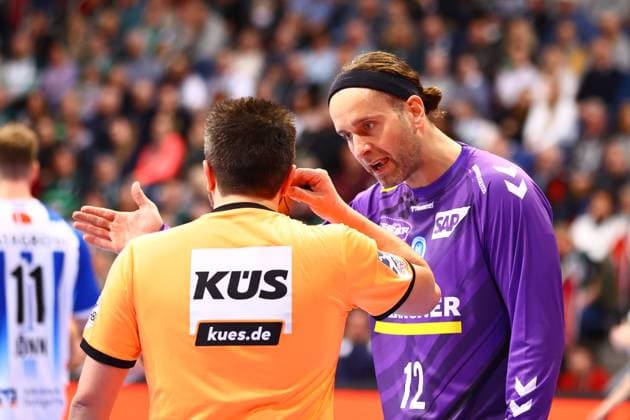 Sport Themen der Woche KW09 Sport Bilder des Tages Handball I Herren I Saison 2023 24 I HBL I 24. Spieltag I TSV Hannover-Burgdorf -TVB Stuttgart I 29.02.2024 Silvio Heinevetter (12, TVB Stuttgart) im Gespräch mit dem Schiedsrichter hannover ZAG Arena Niedersachsen Deutschland *** Handball I Men I Season 2023 24 I HBL I 24 Matchday I TSV Hannover Burgdorf TVB Stuttgart I 29 02 2024 Silvio Heinevetter 12, TVB Stuttgart in conversation with the referee hannover ZAG Arena Niedersachsen Germany Copyright: xLobeca RHx