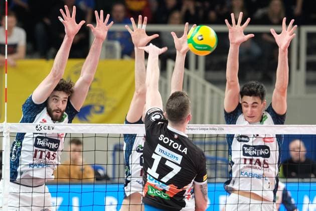 ITAS Trentino Volley v Berlin Recycling Volleys - CEV Men Volley Champions League Alessandro Michieletto of ITAS Trentino Volley is blocking during the match between ITAS Trentino Volley and Berlin Recycling Volleys, a quarterfinal of the CEV Men s Volleyball Champions League 2023 2024, at Il T Quotidiano Arena in Trento, Italy, on February 29, 2024. Trento Italy Italy  Copyright: xRobertoxTommasinix originalFilename:tommasini-itastren240229_npEN4.jpg