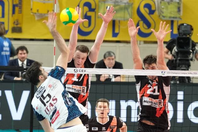ITAS Trentino Volley v Berlin Recycling Volleys - CEV Men Volley Champions League Marek Sotola of Berlin Recycling Volleys is blocking during the match between ITAS Trentino Volley and Berlin Recycling Volleys, a quarterfinal of the CEV Men s Volleyball Champions League 2023 2024, at Il T Quotidiano Arena in Trento, Italy, on February 29, 2024. Trento Italy Italy  Copyright: xRobertoxTommasinix originalFilename:tommasini-itastren240229_npFwi.jpg