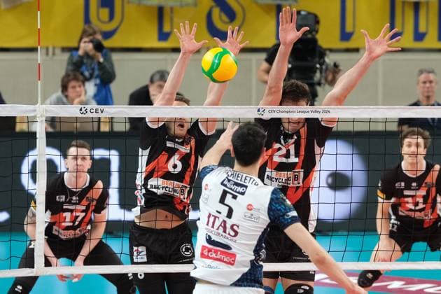 ITAS Trentino Volley v Berlin Recycling Volleys - CEV Men Volley Champions League Johannes Wille and Tobias Krick of Berlin Recycling Volleys are blocking during the match between ITAS Trentino Volley and Berlin Recycling Volleys in the quarterfinals of the CEV Men s Volleyball Champions League 2023 2024 at Il T Quotidiano Arena in Trento, Italy, on February 29, 2024. Trento Italy Italy  Copyright: xRobertoxTommasinix originalFilename:tommasini-itastren240229_npq2z.jpg