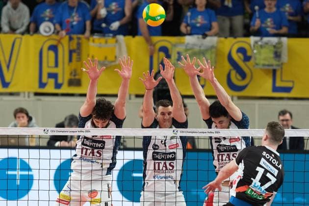 ITAS Trentino Volley v Berlin Recycling Volleys - CEV Men Volley Champions League Jan Kozamernik of ITAS Trentino Volley is blocking during the match between ITAS Trentino Volley and Berlin Recycling Volleys, a quarterfinal of the CEV Men s Volleyball Champions League 2023 2024, at Il T Quotidiano Arena in Trento, Italy, on February 29, 2024. Trento Italy Italy  Copyright: xRobertoxTommasinix originalFilename:tommasini-itastren240229_npTOZ.jpg