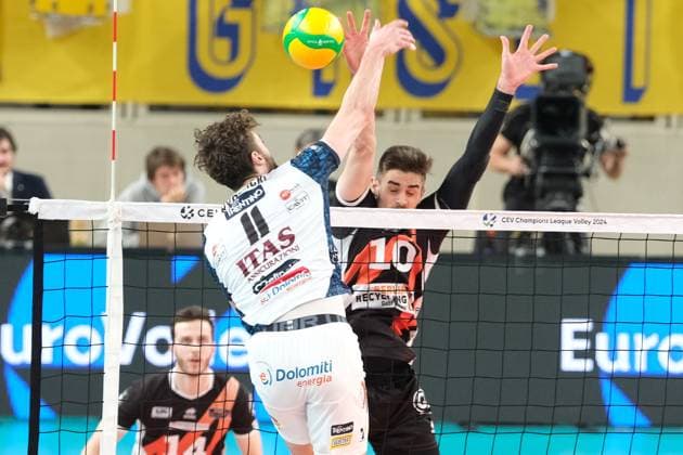 ITAS Trentino Volley v Berlin Recycling Volleys - CEV Men Volley Champions League Daniel Malescha of Berlin Recycling Volleys is blocking during the match between ITAS Trentino Volley and Berlin Recycling Volleys, a quarterfinal of the CEV Men s Volleyball Champions League 2023 2024, at Il T Quotidiano Arena in Trento, Italy, on February 29, 2024. Trento Italy Italy  Copyright: xRobertoxTommasinix originalFilename:tommasini-itastren240229_npXGV.jpg