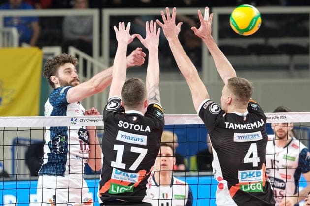 ITAS Trentino Volley v Berlin Recycling Volleys - CEV Men Volley Champions League Kamil Rychlicki of ITAS Trentino Volley is attacking during the match between ITAS Trentino Volley and Berlin Recycling Volleys, a quarterfinal of the CEV Men s Volleyball Champions League 2023 2024, at Il T Quotidiano Arena in Trento, Italy, on February 29, 2024. Trento Italy Italy  Copyright: xRobertoxTommasinix originalFilename:tommasini-itastren240229_npZcu.jpg