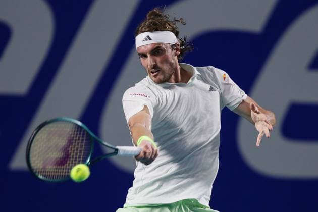 (240301) -- ACAPULCO, March 1, 2024 -- Stefanos Tsitsipas of Greece hits a return during the quarterfinal match against Alex De Minaur of Australia at the 2024 ATP, Tennis Herren Mexican Open tennis tournament in Acapulco, Mexico, Feb. 29, 2024. (Photo by Xinhua) (SP)MEXICO-ACAPULCO-TENNIS-ATP-MEXICAN OPEN-QUARTERFINAL FranciscoxCanedo 