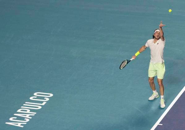 (240301) -- ACAPULCO, March 1, 2024 -- Stefanos Tsitsipas of Greece serves the ball during the quarterfinal match against Alex De Minaur of Australia at the 2024 ATP, Tennis Herren Mexican Open tennis tournament in Acapulco, Mexico, Feb. 29, 2024. ) (SP)MEXICO-ACAPULCO-TENNIS-ATP-MEXICAN OPEN-QUARTERFINAL LixMengxin 