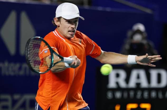 (240301) -- ACAPULCO, March 1, 2024 -- Alex De Minaur of Australia hits a return during the quarterfinal match against Stefanos Tsitsipas of Greece at the 2024 ATP, Tennis Herren Mexican Open tennis tournament in Acapulco, Mexico, Feb. 29, 2024. ) (SP)MEXICO-ACAPULCO-TENNIS-ATP-MEXICAN OPEN-QUARTERFINAL LixMengxin 