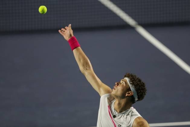(240301) -- ACAPULCO, March 1, 2024 -- Ben Shelton of the United States serves the ball during the quarterfinal match against Casper Ruud of Norway at the 2024 ATP, Tennis Herren Mexican Open tennis tournament in Acapulco, Mexico, March 1, 2024. (Photo by Xinhua) (SP)MEXICO-ACAPULCO-TENNIS-ATP-MEXICAN OPEN-QUARTERFINAL FranciscoxCanedo 