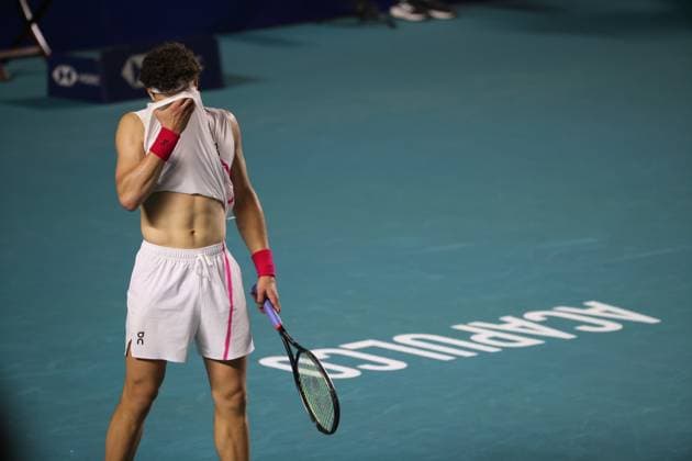 (240301) -- ACAPULCO, March 1, 2024 -- Ben Shelton of the United States reacts after the quarterfinal match against Casper Ruud of Norway at the 2024 ATP, Tennis Herren Mexican Open tennis tournament in Acapulco, Mexico, March 1, 2024. ) (SP)MEXICO-ACAPULCO-TENNIS-ATP-MEXICAN OPEN-QUARTERFINAL LixMengxin 