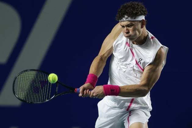 (240301) -- ACAPULCO, March 1, 2024 -- Ben Shelton of the United States hits a return during the quarterfinal match against Casper Ruud of Norway at the 2024 ATP, Tennis Herren Mexican Open tennis tournament in Acapulco, Mexico, March 1, 2024. (Photo by Xinhua) (SP)MEXICO-ACAPULCO-TENNIS-ATP-MEXICAN OPEN-QUARTERFINAL FranciscoxCanedo 
